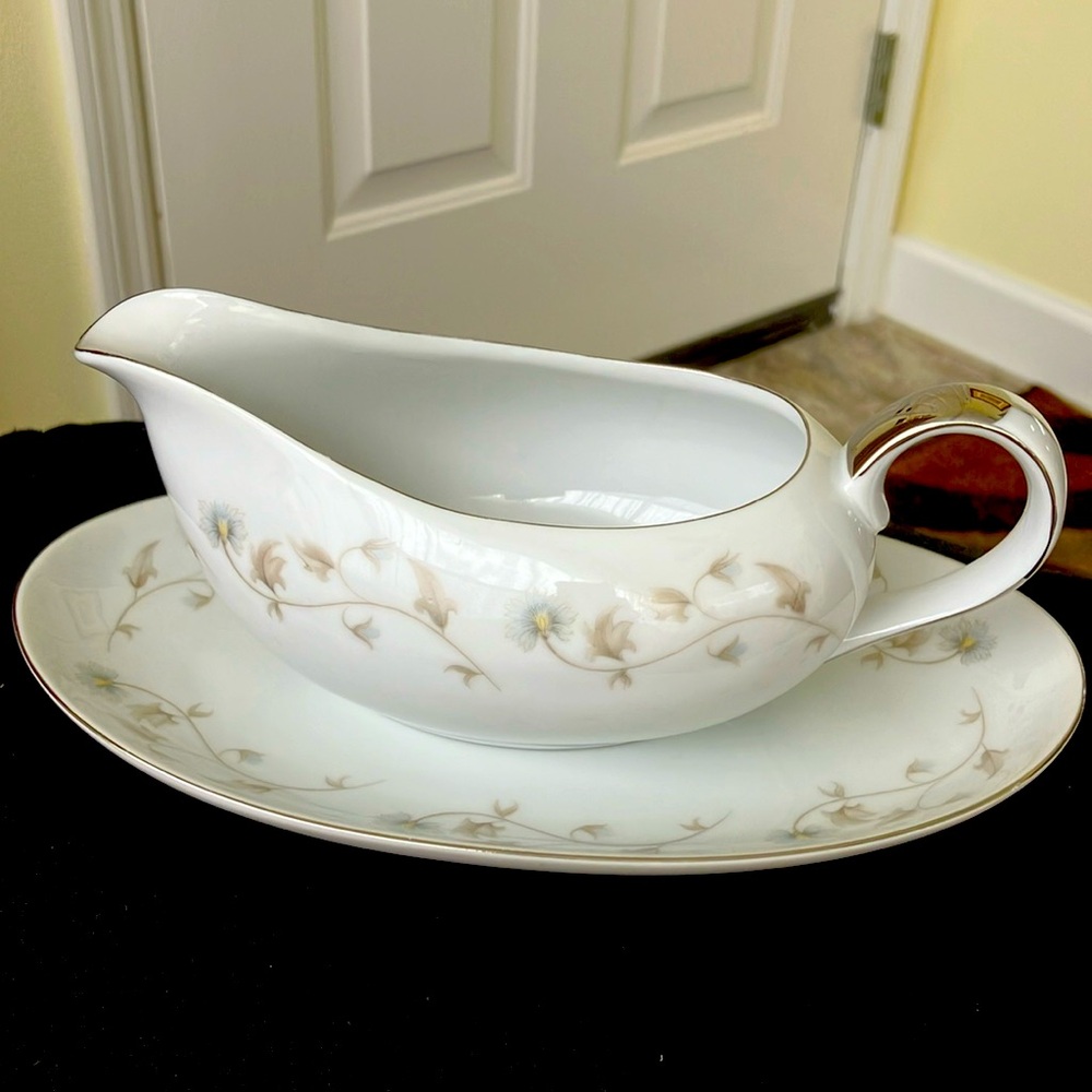 VINTAGE MIKASA 6137 GRAVY BOAT HANDLED WITH UNDER PLATE PLATINUM TRIM RARE ITEM
